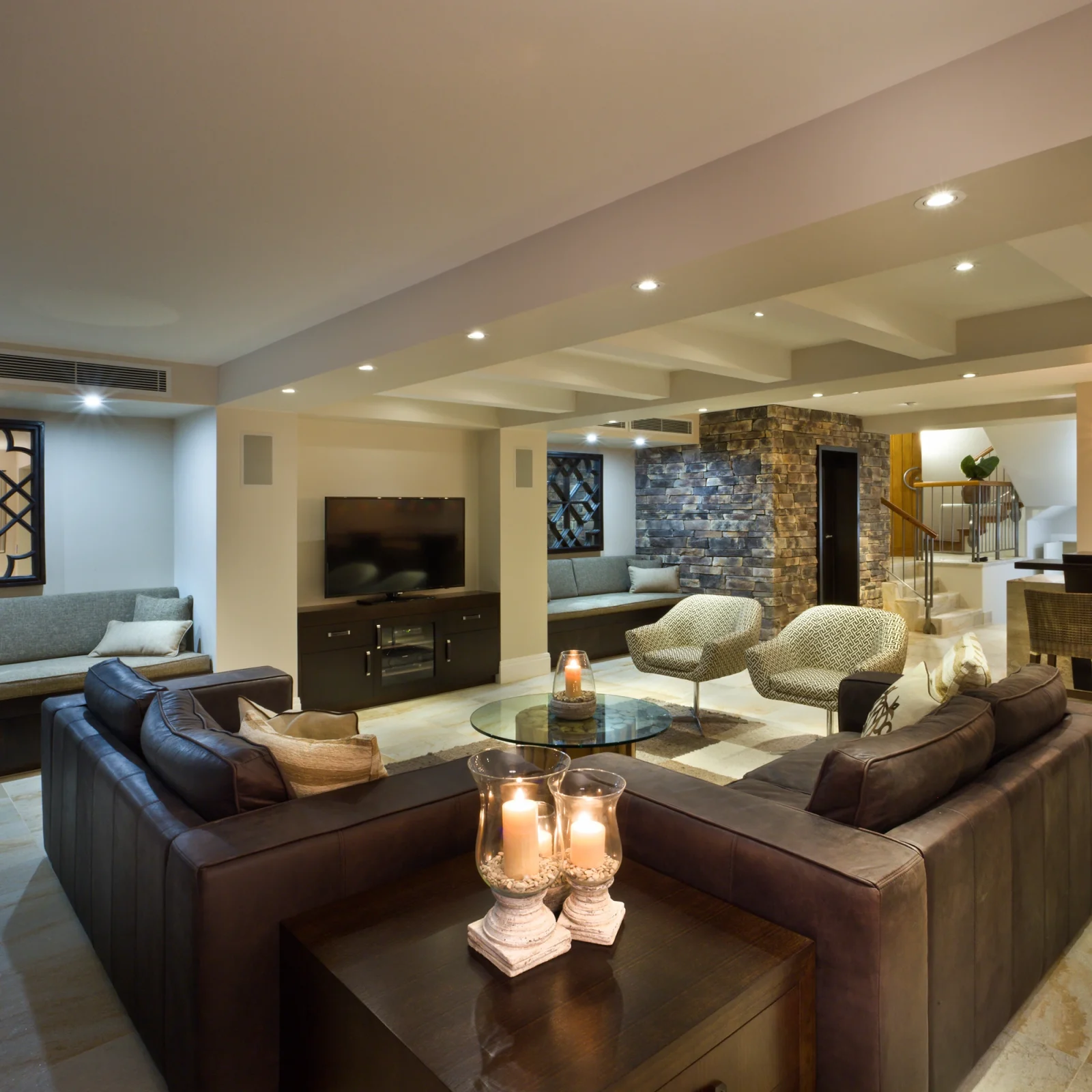 Contemporary basement living room with entertainment setup by Renavo Build